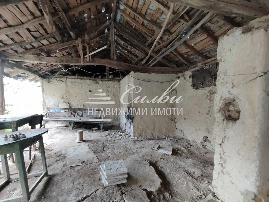 САМОСТОЯТЕЛНА къща с голям двор - село Овчарово