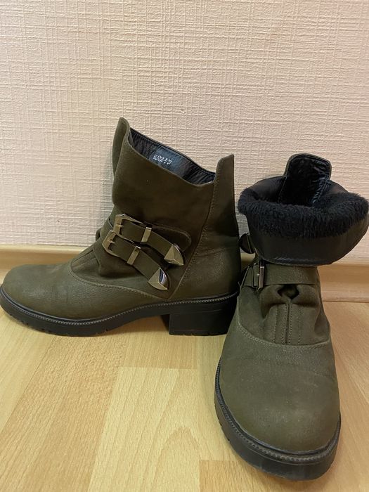 Продаю женские ботинки