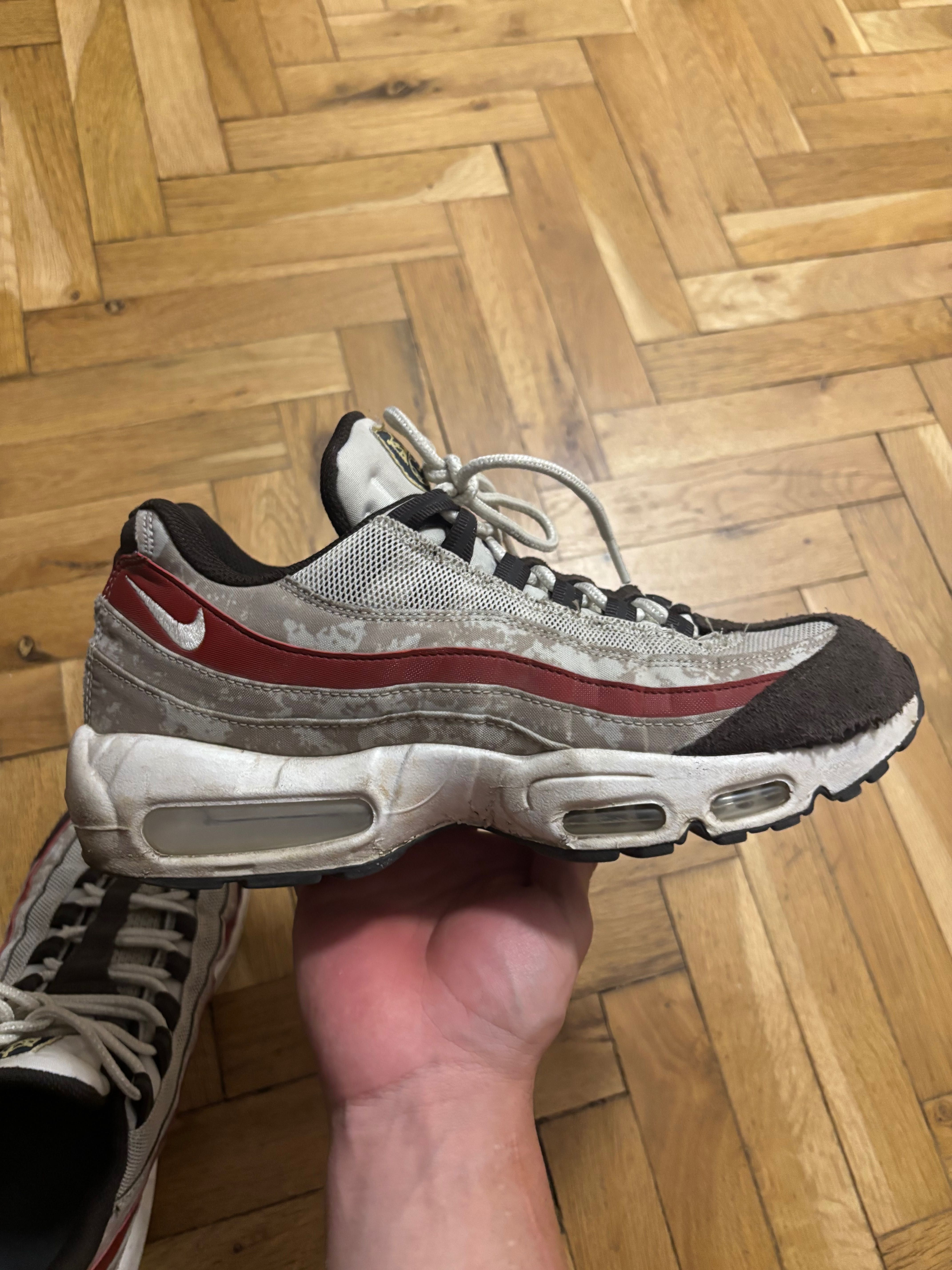 Три чифта обувки Nike (с проблем)