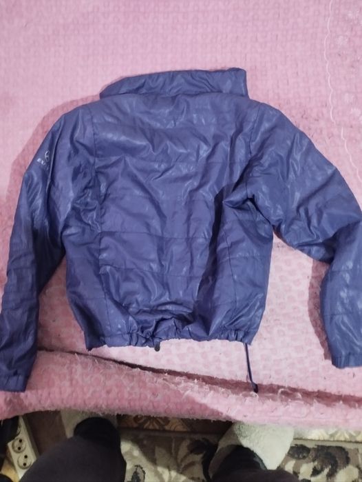 Продаётся женская лёгкая курточка.