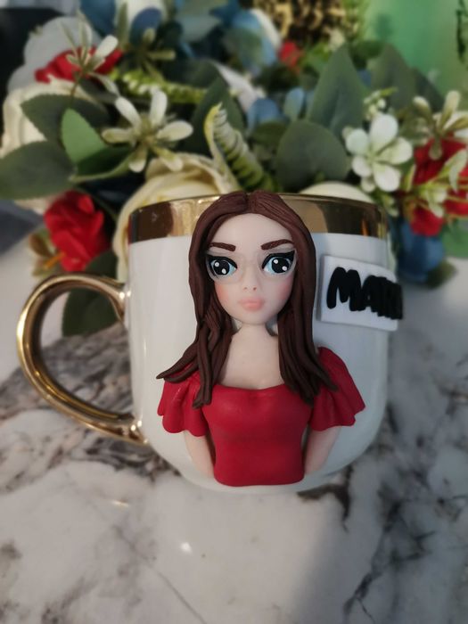 Cana personalizata cu figurina din lut polimeric