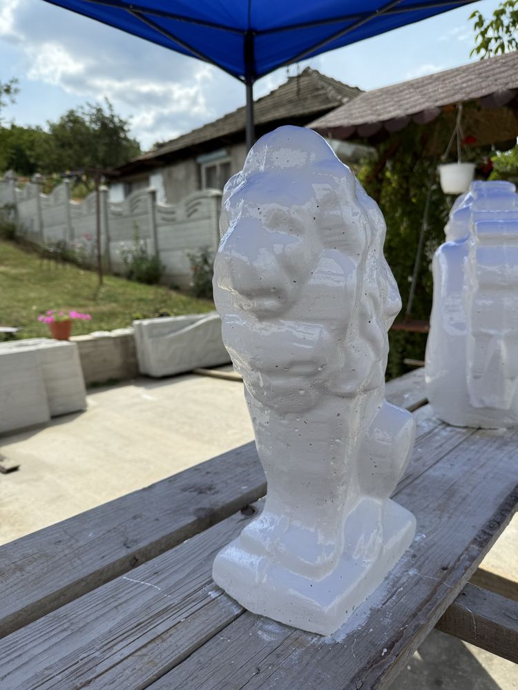 vaza, vultur, leu, ingeras din beton