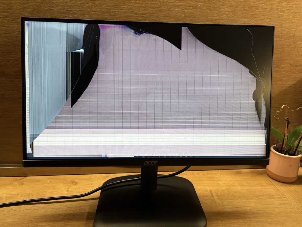 Счупен монитор ACER