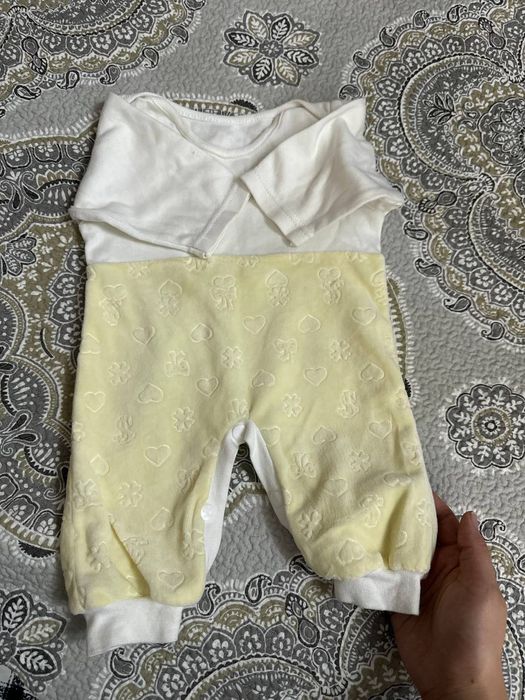 Шапки, состояние отличное, подходят до 8–9 месяцев, все вместе 50 тыся