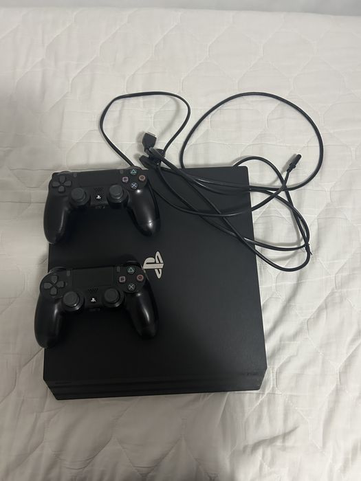 Vând ps 4 pro cu 2 controlăre