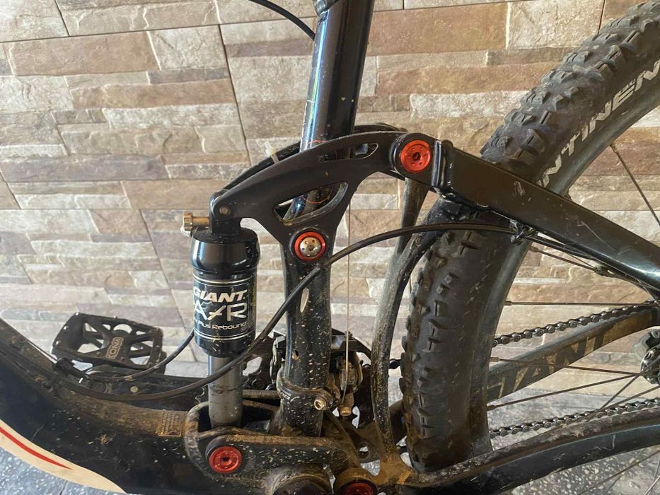 Bicicleta Giant cu suspensie fajta si spate