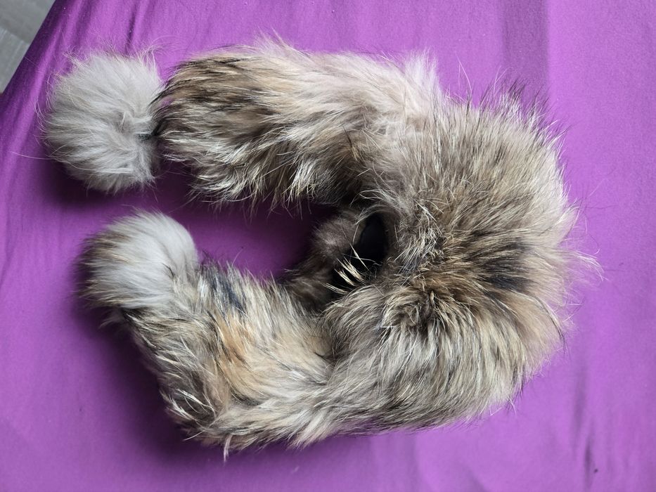 Кожена шапка с естествен косъм от лисица и каскети