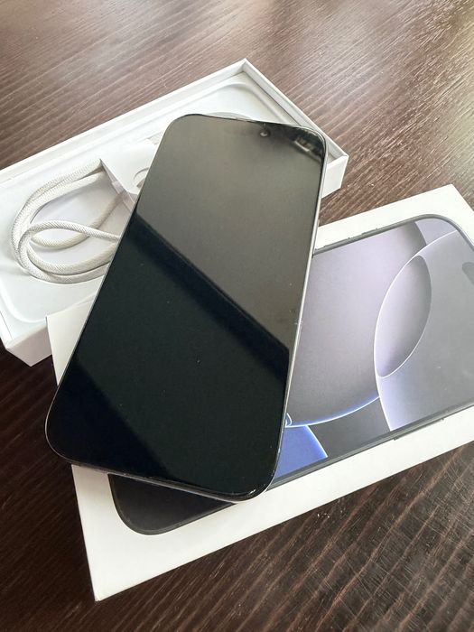 iPhone 16 Pro, 256gb, 93% baterie, plus husa UAG rezistenta la șocuri