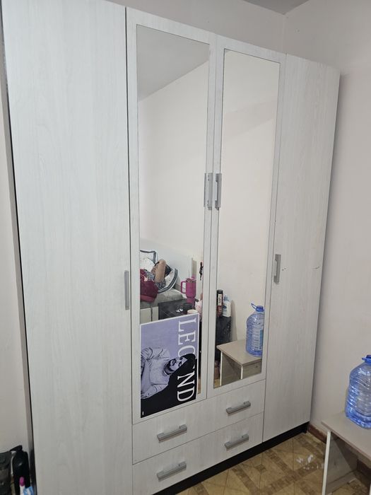 Большой шкаф и двуспальная кровать в новом состоянии.