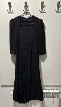 Черна вечерна рокля с деколте на Елизабета Франчи