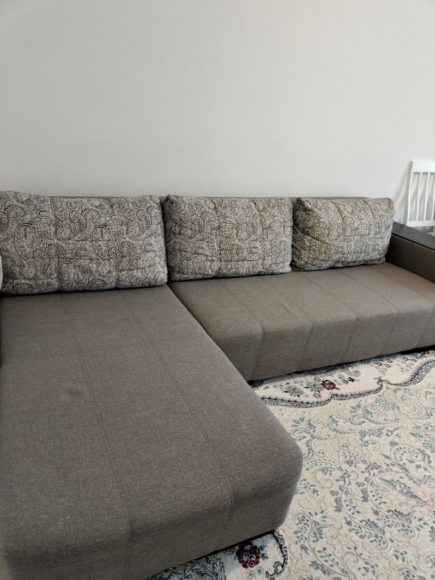 Продам диван,почти новый