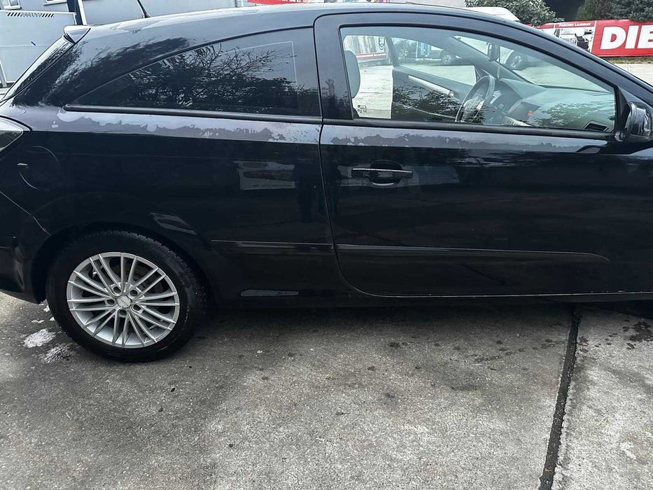 Opel Astra GTC black