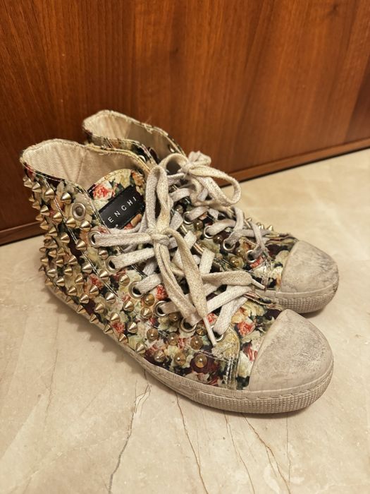 GIENCHI Кецове с златни шипове