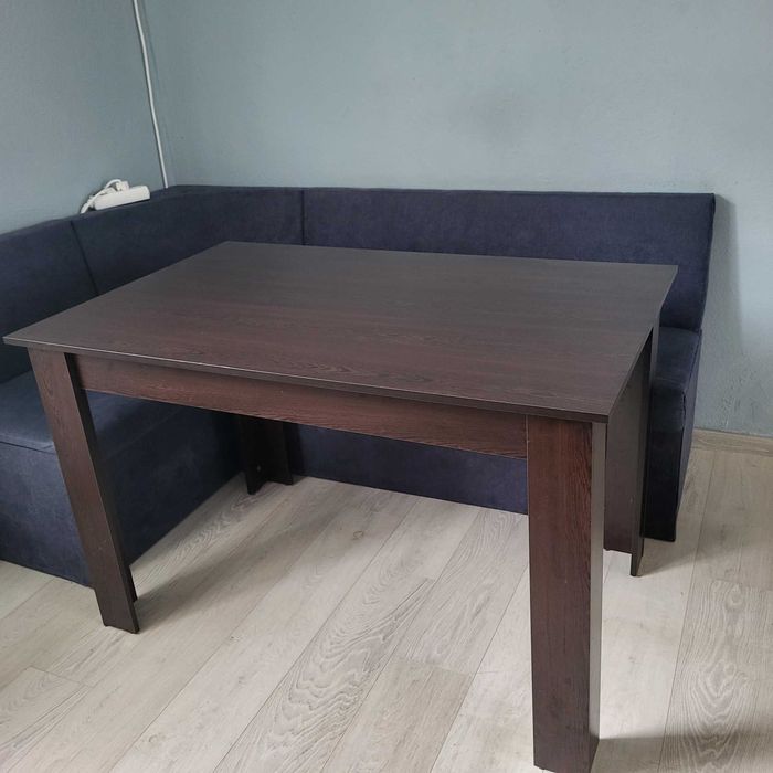 Разтегателен диван и маса