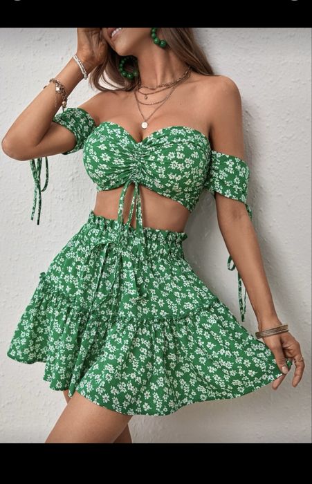 Зелен сет с флорални елементи