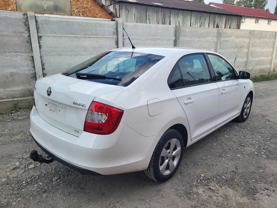 USA FATA DREAPTA/USA SPATE DREAPTA /OGLIDA DREAPTA SKODA RAPID