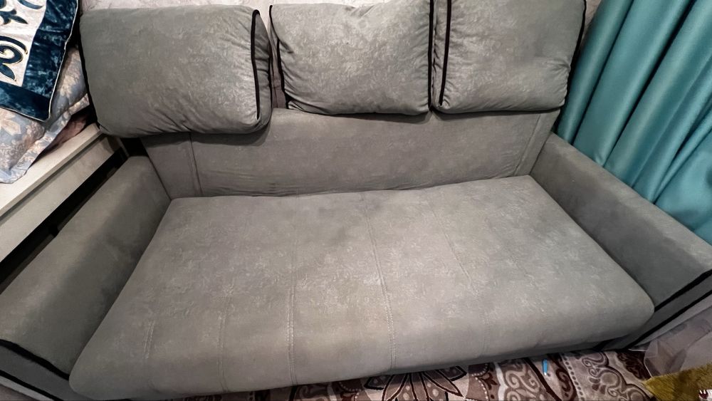 Диван раскладывается и имеется два ящика.