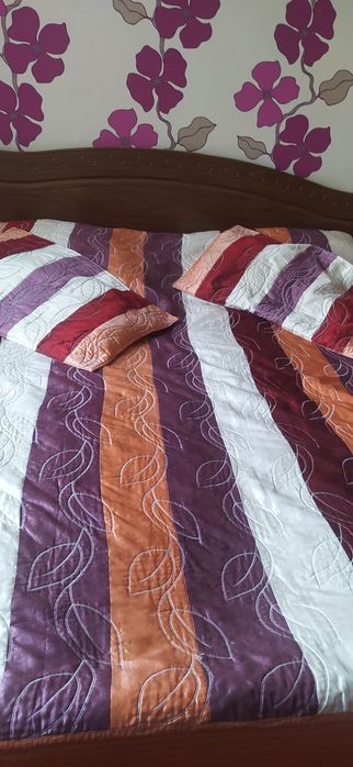 Продается  три пледа на двухспальную  кровать.