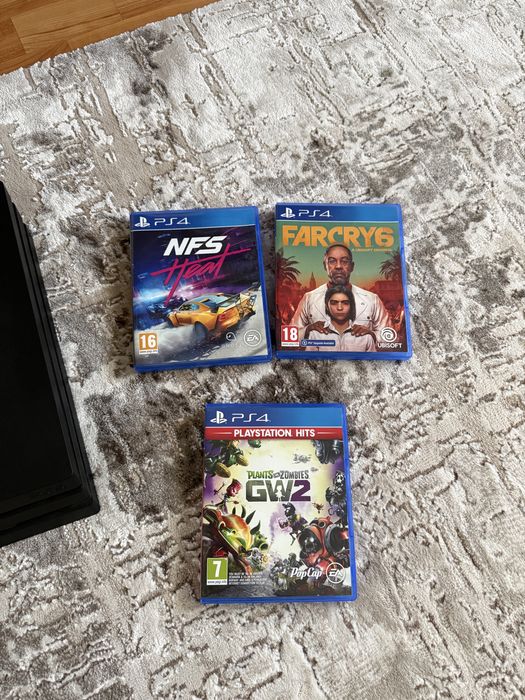 Vand ps4 pro 1 TB hard + 3 jocuri.  Consola este putin utilizata.