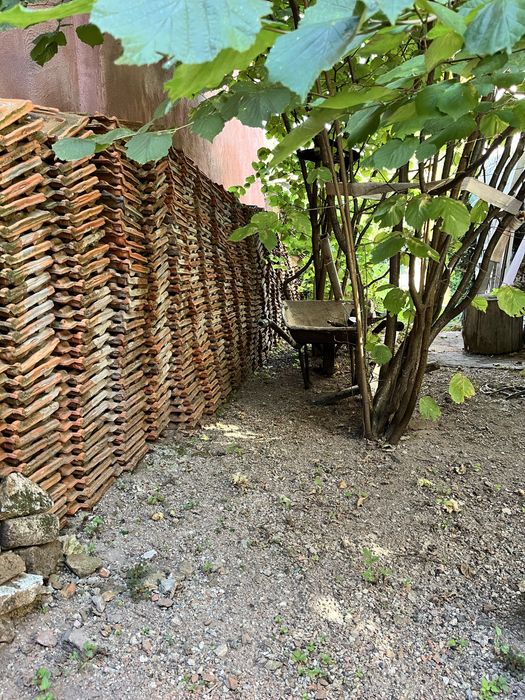 ПОДАРЯВАМ 700 керемиди