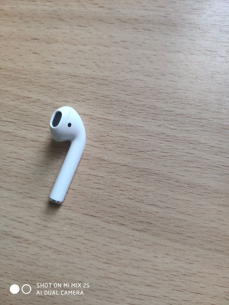 Продам оригинал правый ухо от airpods 2