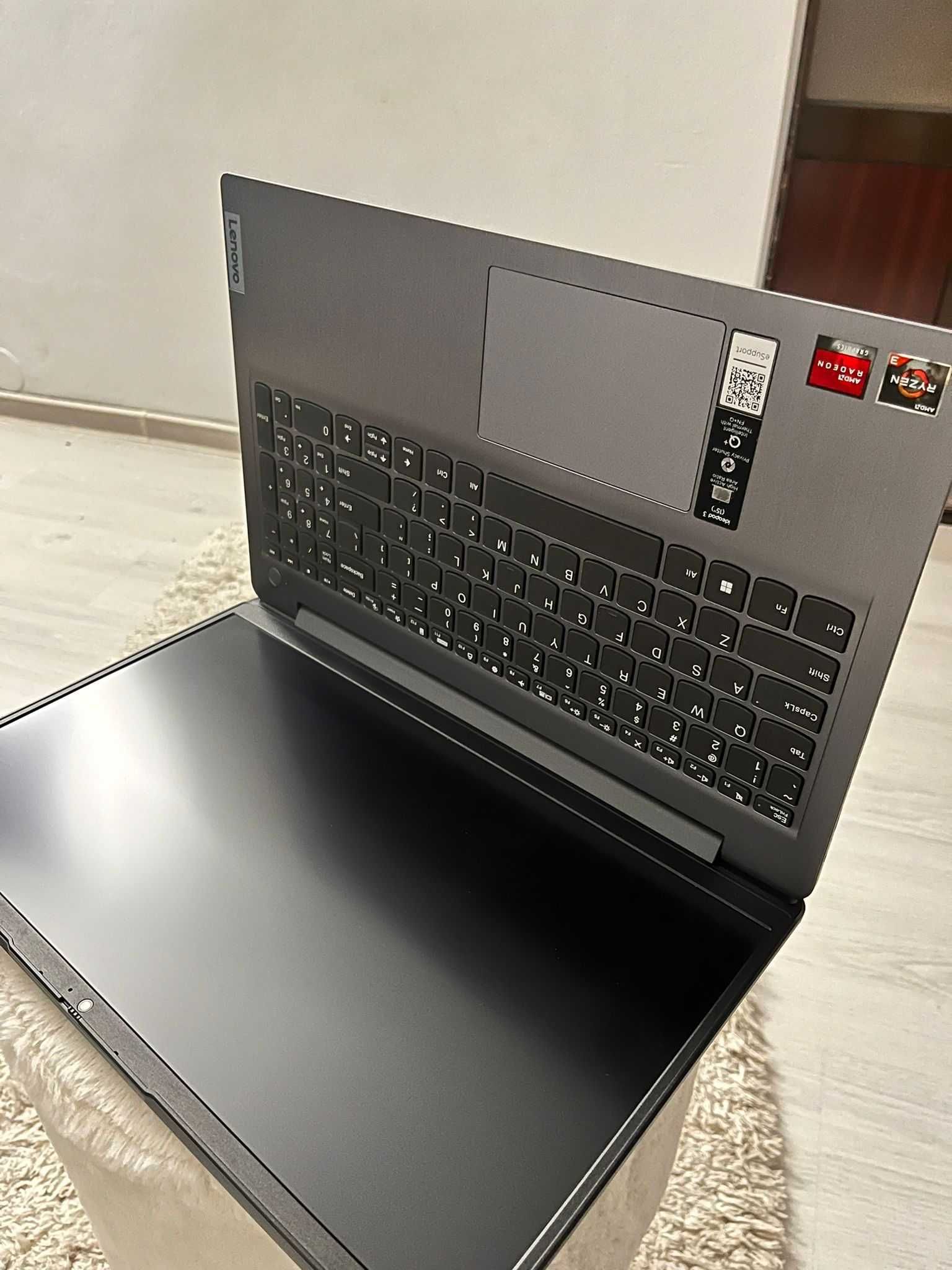 Laptop Lenovo AMD Ryzen 3 3250U pana la 3.50 Ghz,  8GB, 256GB SSD