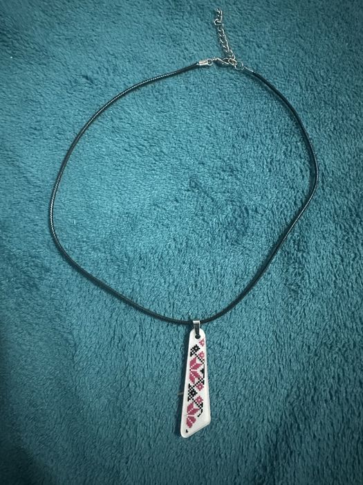 Pandantiv traditional din rasina Uv, fir cerat 40cm