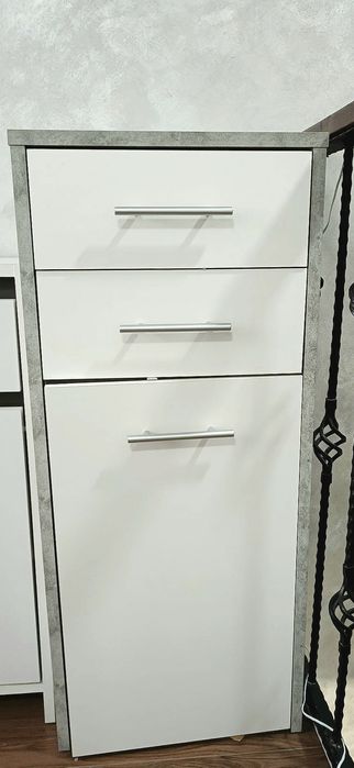 Dulap cu sertar si usi