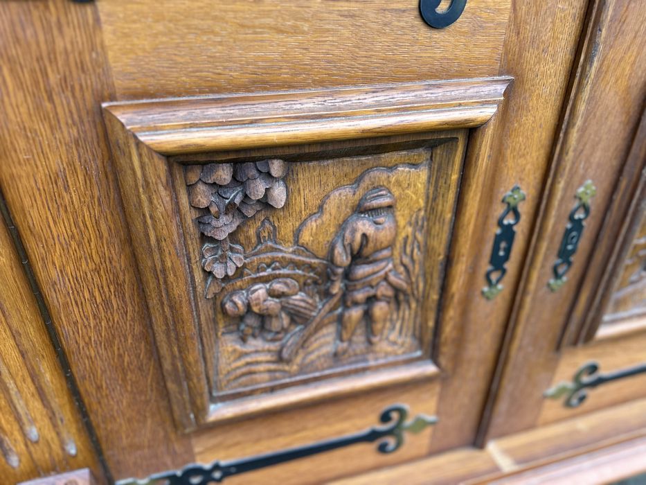 Шкаф с богата дърворезба и декоративна горна надстройка