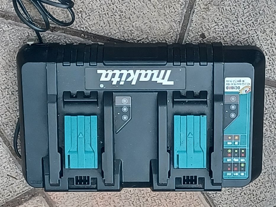 Stație de încărcare MAKITA  DC 18 RD cu blutus
