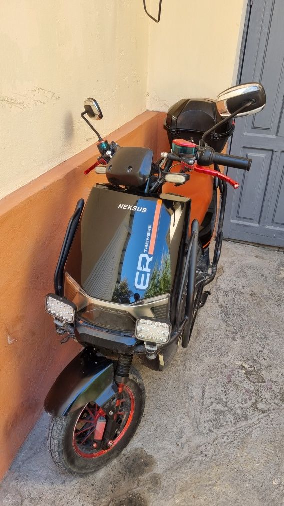 Neksus elektro skuter