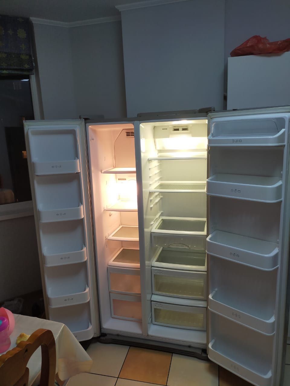 Двустворчатый холодильник