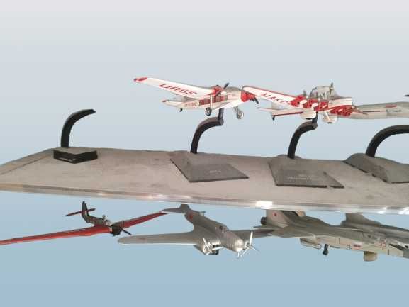 Продаётся коллекция металлических моделей самолётов на подставках.