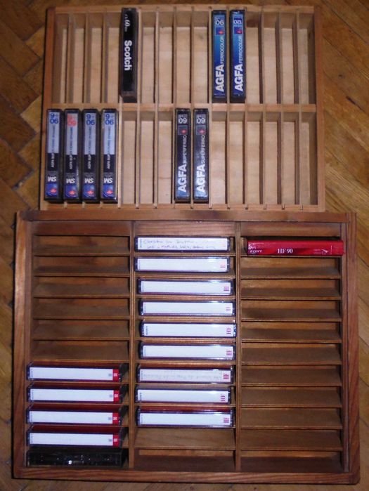 Vand mobilier din lemn (placaj ) tip cutie casete