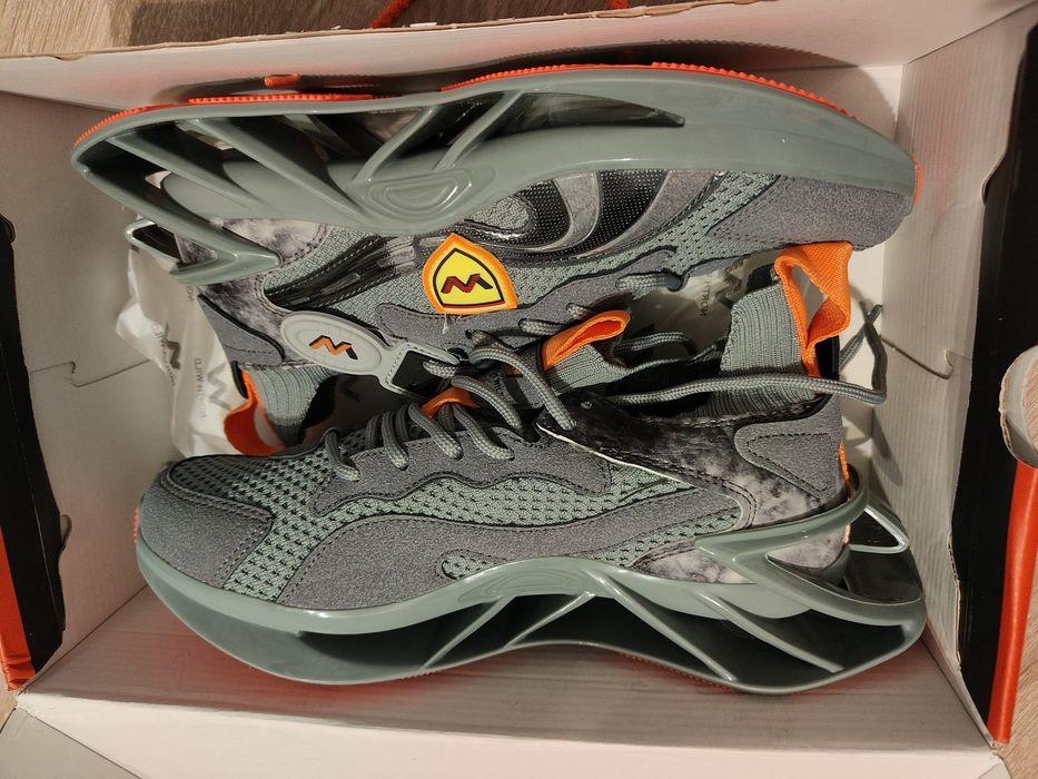 Vând Adidași North Wild!