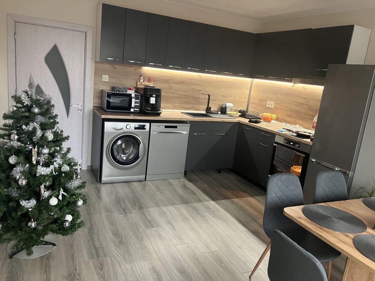 Продава се Етаж от къща в София, НПЗ Хаджи Димитър - 95 кв.м за 2316 €/кв.м - Снимка #2