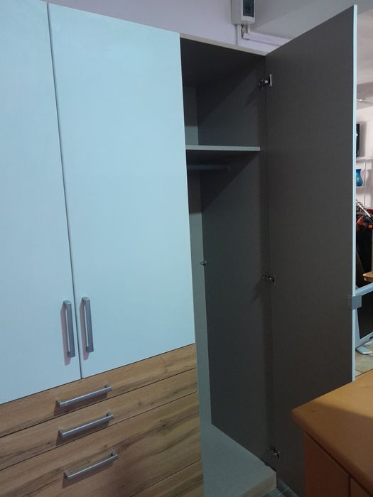 Vând diverse lucruri.