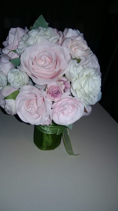 Rochie si buchet mireasa ,flori si cocarde superbe,cutii praji