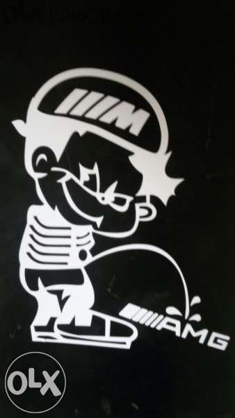 Код 10. Бмв М стикер пикаещо човече върху Мерцедес АМГ