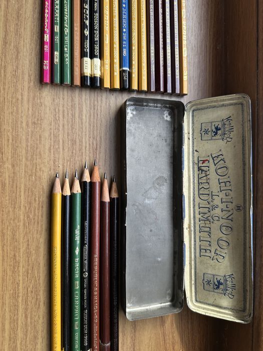 Creioane diverse si cutie Koh I Knoor veche