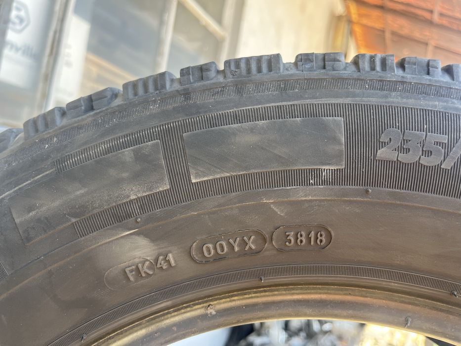 2 бр. гуми за бус 235/65/16C Michelin DOT 3818/2217 5 mm