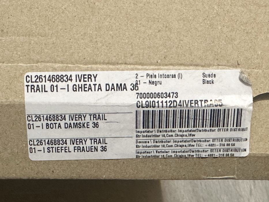 Ghete Clarks din piele întoarsǎ, negre, 36 şi 37.5