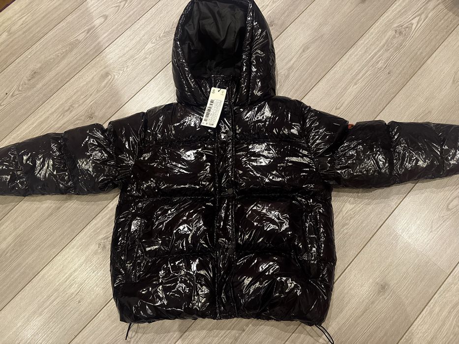 Лъскаво, черво, водоустойчево яке