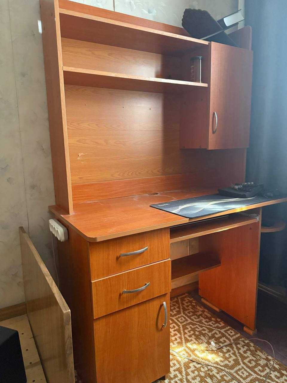 Компьютерный стол с полками