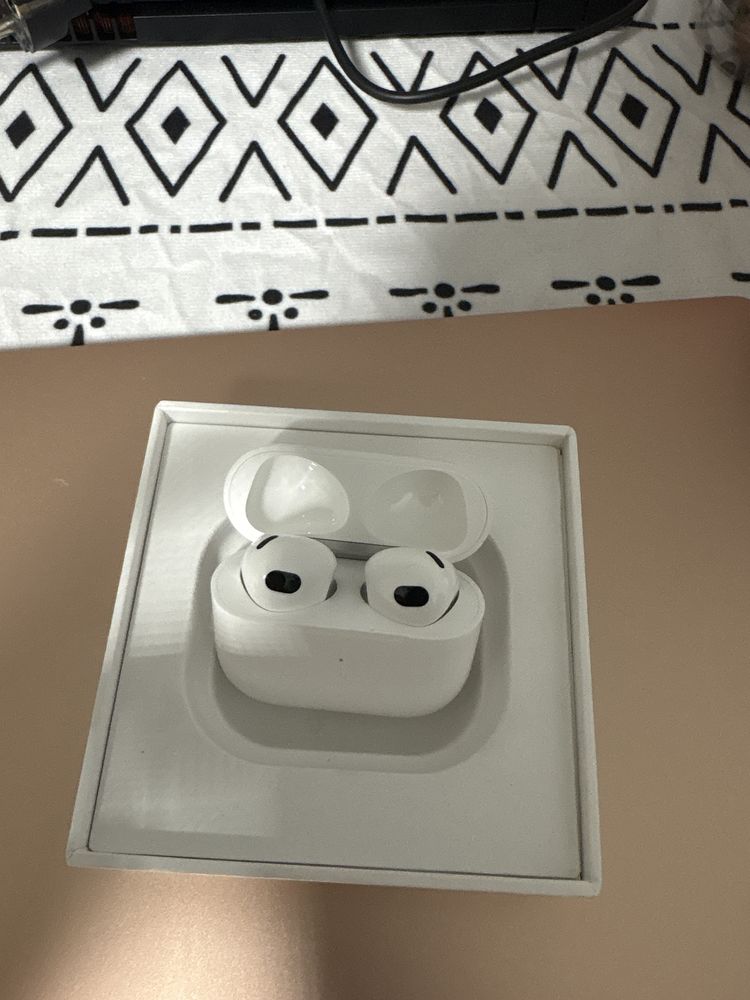 Продам Airpods 3