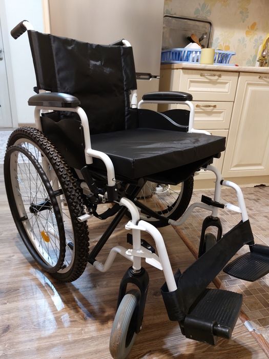 Кресло коляска, прогулочная, есть вторая, шины другие комнатные