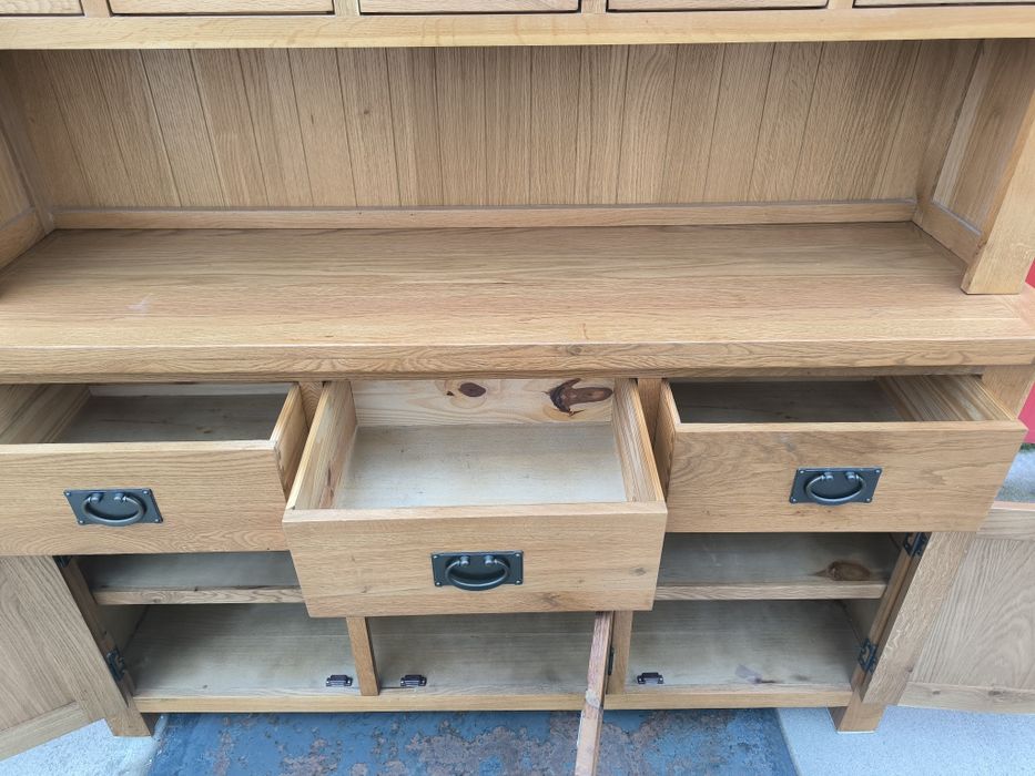 Шкаф от масивен дъб