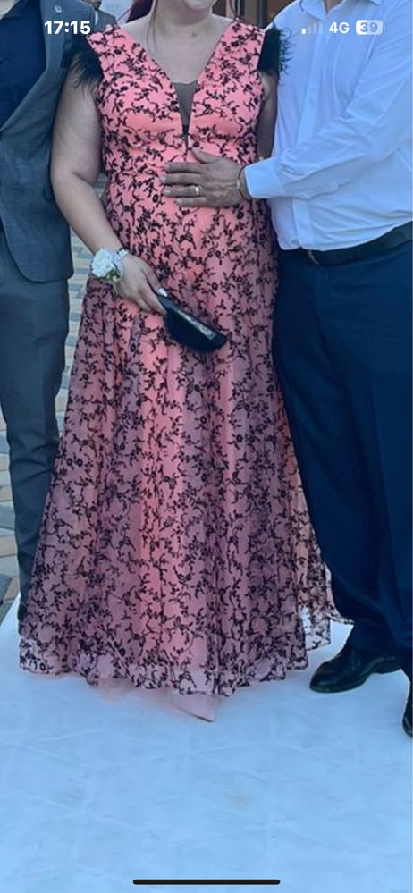 Rochie de ocazie cu pene la umeri