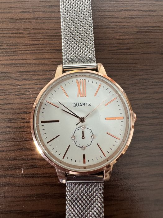 Ceas de mana, Avon pentru femei. Cu quartz, analog. Ca nou.