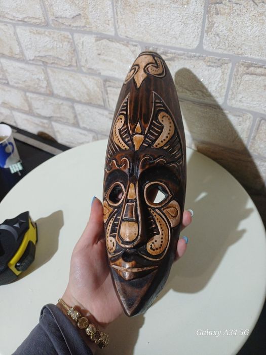 Дървена маска за стена